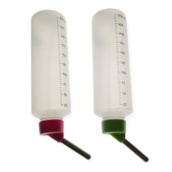 Een set van twee plastic cavia-voederflessen van 250ML in willekeurige kleuren. animallparadise AP-TR-60531-X2 Babyfles